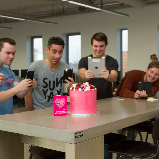 T-Mobile smijt met taart