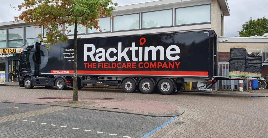 Max Verstappen raceauto's bij Jumbo